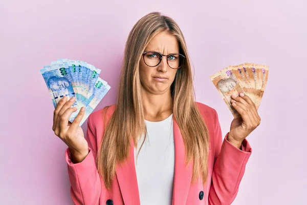 Jonge Blonde Vrouw Draagt Zakelijke Stijl Houden Zuid Afrikaanse Rangen — Stockfoto