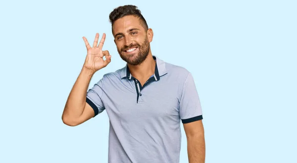 Hombre Guapo Con Barba Vistiendo Ropa Casual Sonriendo Positiva Haciendo —  Fotos de Stock