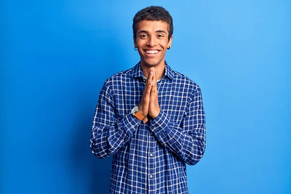 Jovem Afro Americano Vestindo Roupas Casuais Orando Com Mãos Juntas — Fotografia de Stock