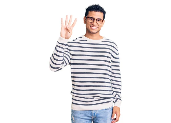 Латиноамериканец Красивый Молодой Человек Повседневной Одежде Очках Показывает Показывает Пальцами — стоковое фото