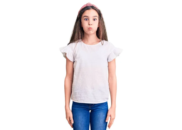 Linda Niña Hispana Vistiendo Una Camiseta Blanca Casual Hinchando Mejillas — Foto de Stock