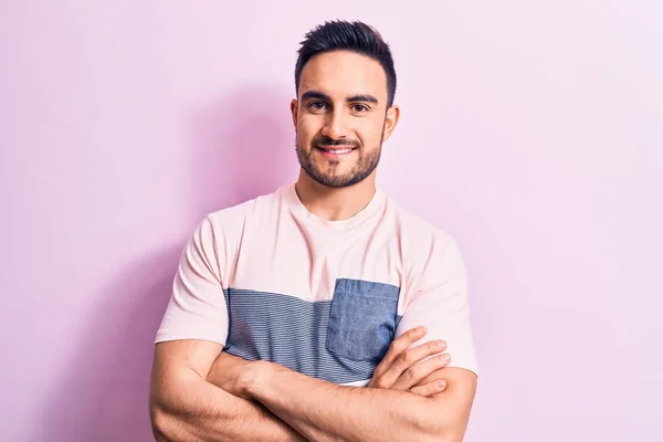 Homem Bonito Jovem Com Barba Vestindo Camiseta Casual Sobre Fundo — Fotografia de Stock