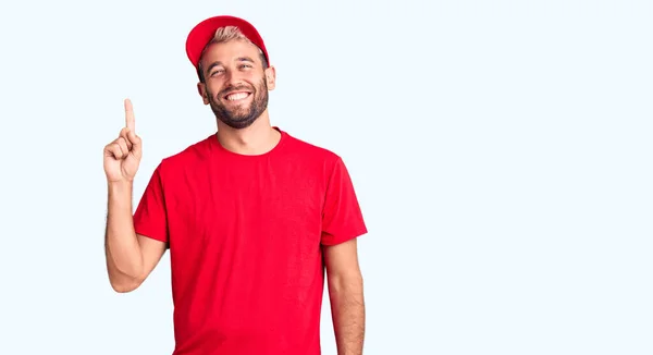 Jovem Homem Loiro Bonito Vestindo Camiseta Boné Mostrando Apontando Para — Fotografia de Stock