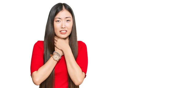 Junge Chinesin Lässiger Kleidung Schreit Und Erstickt Weil Sie Qualvoll — Stockfoto