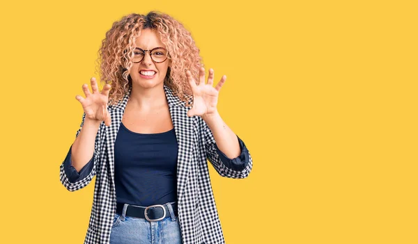 Mujer Rubia Joven Con Pelo Rizado Usando Chaqueta Negocios Gafas —  Fotos de Stock