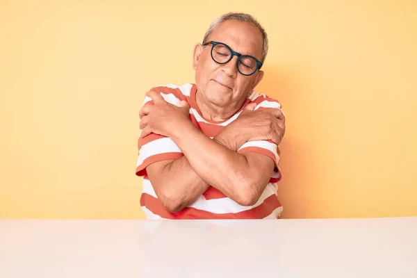 Starší Pohledný Muž Šedivými Vlasy Oblečený Neformálního Oblečení Brýlí Objímaje — Stock fotografie