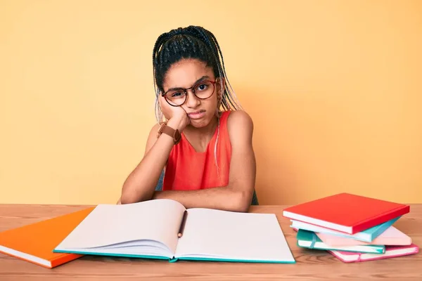 Νεαρό Αφροαμερικανό Κορίτσι Κοτσίδες Μελετώντας Για Τις Σχολικές Εξετάσεις Σκέψης — Φωτογραφία Αρχείου