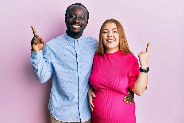 Jovem Casal Interracial Esperando Bebê Tocando Barriga Grávida Com Grande — Fotografia de Stock