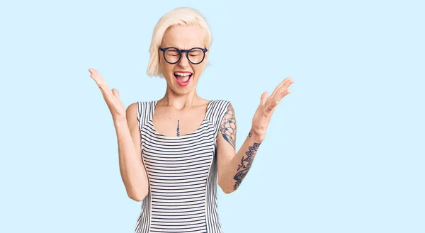 Mulher Loira Jovem Com Tatuagem Vestindo Roupas Casuais Óculos Celebrando — Fotografia de Stock