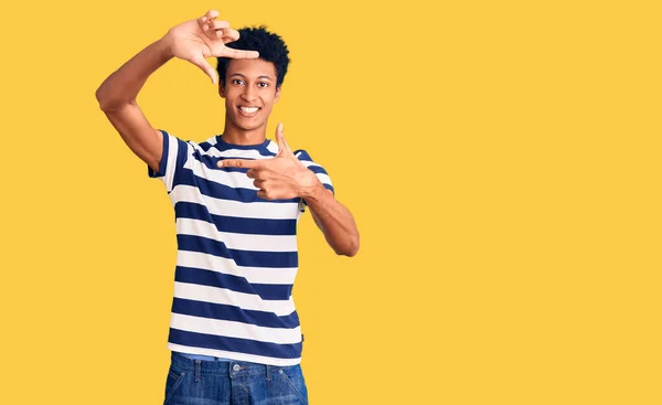 Joven Hombre Afroamericano Vistiendo Ropa Casual Sonriendo Haciendo Marco Con —  Fotos de Stock