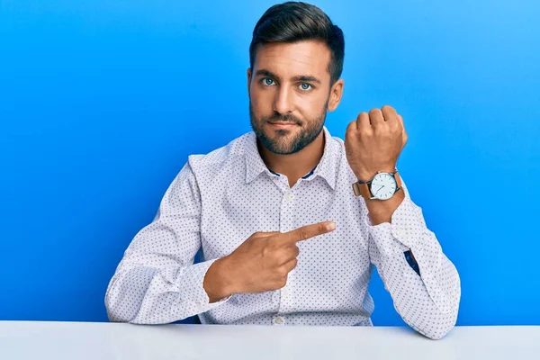 Snygg Latinamerikansk Man Klädd Affärskläder Sitter Bordet Hast Pekar Att — Stockfoto