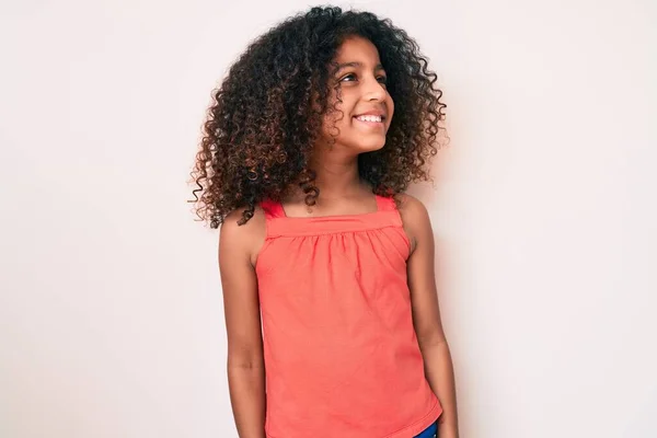 Африканский Американец Ребенок Вьющимися Волосами Носить Повседневную Одежду Глядя Сторону — стоковое фото