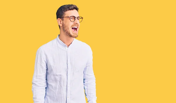 Beau Jeune Homme Avec Ours Portant Une Élégante Chemise Affaires — Photo