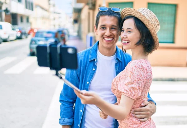 Hermosa Pareja Sonriendo Feliz Haciendo Selfie Por Teléfono Inteligente Calle — Foto de Stock