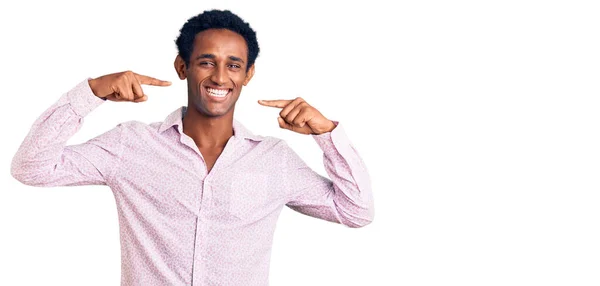 Homem Bonito Africano Vestindo Camisa Rosa Casual Sorrindo Alegre Mostrando — Fotografia de Stock