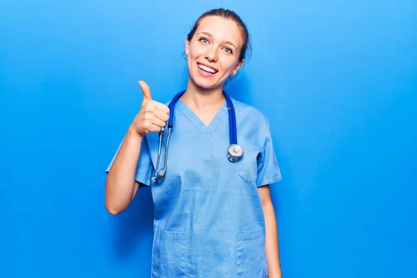 Junge Blonde Frau Arztuniform Und Stethoskop Lächelt Glücklich Und Positiv — Stockfoto