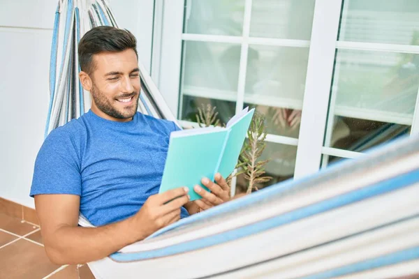 Joven Hombre Hispano Relajado Lectura Libro Acostado Hamaca Terraza —  Fotos de Stock