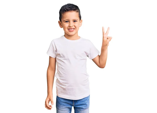 Pequeño Niño Lindo Con Camiseta Blanca Casual Sonriendo Con Cara — Foto de Stock