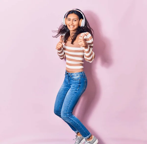 Jovem Bela Mulher Hispânica Sorrindo Feliz Saltando Com Sorriso Rosto — Fotografia de Stock