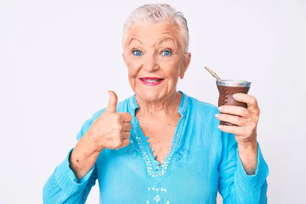 Senior Beautiful Woman Blue Eyes Grey Hair Drinking Mate Infusion — Stock Photo, Image