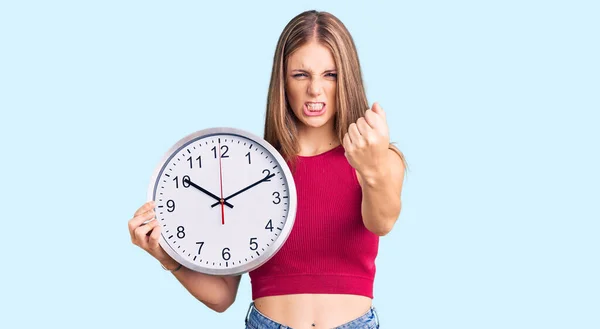 Junge Schöne Blonde Frau Hält Große Uhr Genervt Und Frustriert — Stockfoto