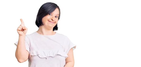 Brünette Frau Mit Syndrom Trägt Legeres Weißes Shirt Mit Erhobenem — Stockfoto