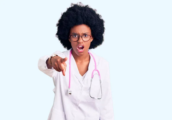 Ung Afrikansk Amerikansk Kvinna Bär Doktor Jacka Och Stetoskop Pekar — Stockfoto