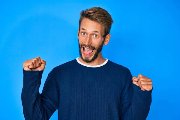 Bonito Caucasiano Com Barba Vestindo Camisola Casual Gritando Orgulhoso Celebrando — Fotografia de Stock