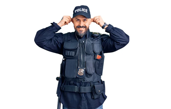 Jeune Bel Homme Portant Uniforme Police Souriant Tirant Des Oreilles — Photo