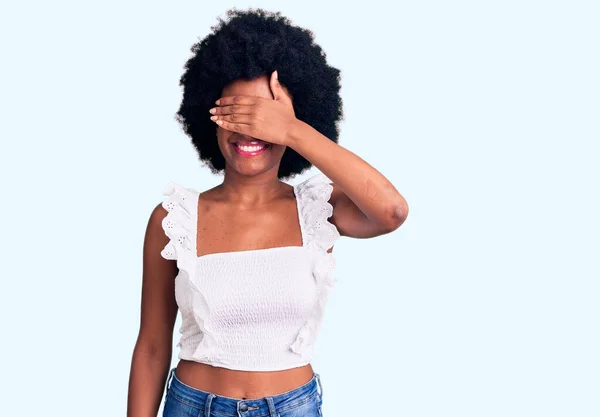 Молода Афроамериканська Жінка Одягнена Повсякденний Одяг Посміхається Сміється Рукою Обличчі — стокове фото