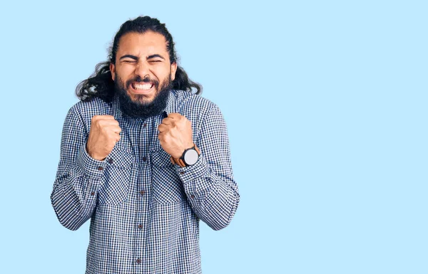 Gündelik Giysiler Giyen Genç Arap Adam Başarı Için Heyecanlanıyor Kolları — Stok fotoğraf
