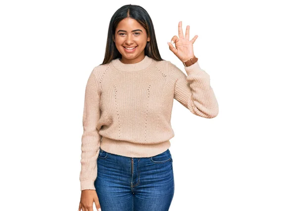 Młoda Latynoska Dziewczyna Wełnianym Zimowym Swetrze Uśmiechnięta Pozytywnie Robi Znak — Zdjęcie stockowe