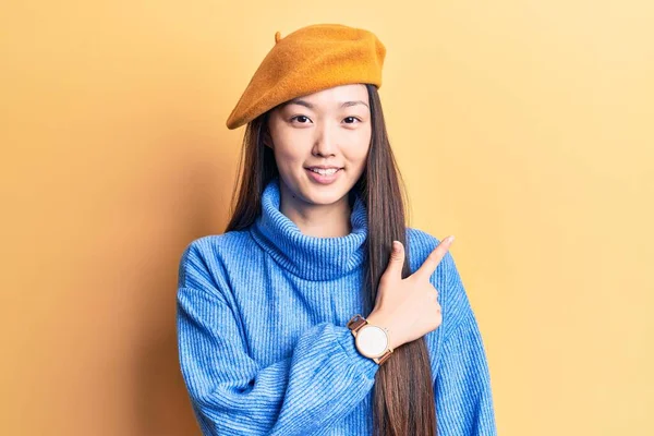 Mladý Krásný Číňan Žena Sobě Rolák Svetr Francouzský Baret Veselým — Stock fotografie