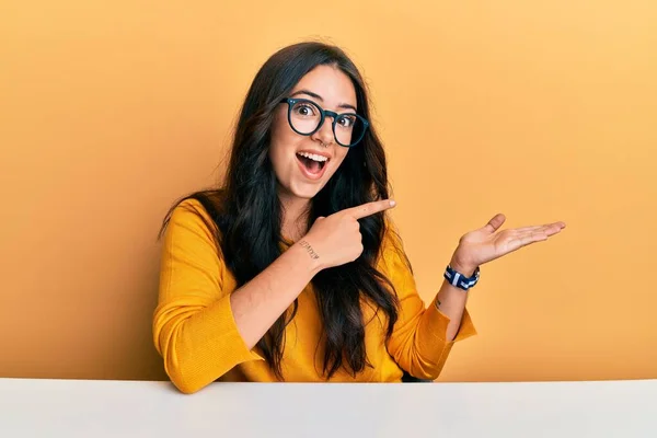 Vacker Brunett Ung Kvinna Bär Glasögon Och Casual Kläder Sitter — Stockfoto