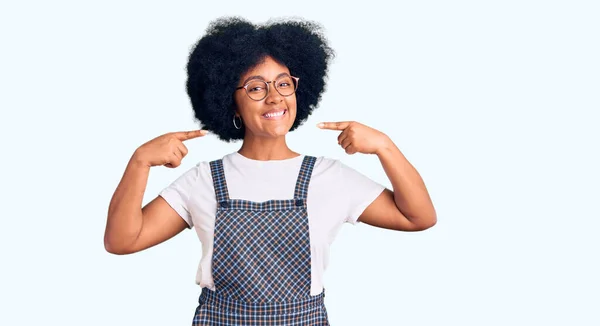 Giovane Ragazza Afroamericana Indossa Abiti Casual Sorridente Allegro Mostrando Indicando — Foto Stock