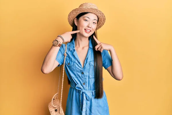 Νεαρή Κινέζα Γυναίκα Φοράει Καλοκαιρινό Καπέλο Χαμογελώντας Χαρούμενη Δείχνοντας Και — Φωτογραφία Αρχείου