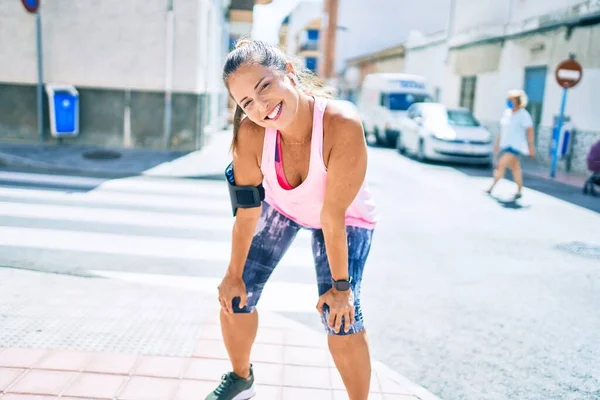 Middelbare Leeftijd Sportvrouw Glimlachend Gelukkige Training Stad — Stockfoto