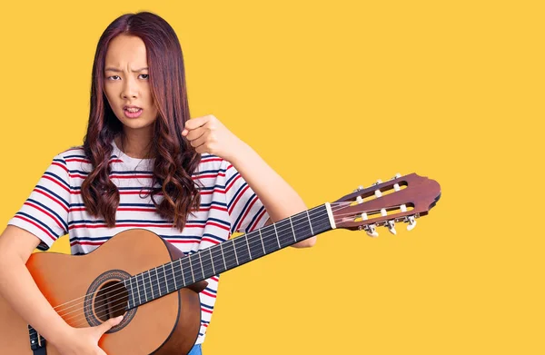 Молодая Красивая Китаянка Играющая Классической Гитаре Раздраженная Разочарованная Кричащая Злости — стоковое фото