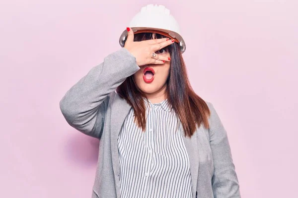 Joven Mujer Talla Grande Usando Arquitecto Hardhat Asomándose Cara Cobertura —  Fotos de Stock