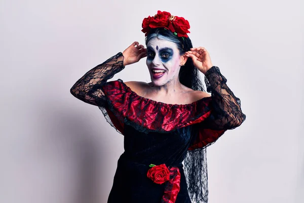 Mujer Joven Vistiendo Día Mexicano Del Maquillaje Muerto Sonriendo Tirando — Foto de Stock