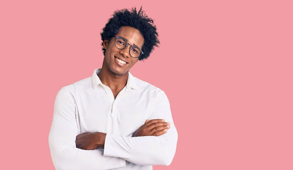 Bonito Homem Americano Africano Com Cabelo Afro Vestindo Roupas Casuais — Fotografia de Stock