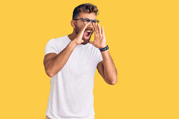 Joven Hombre Hispano Usando Ropa Casual Gafas Gritando Enojado Voz —  Fotos de Stock