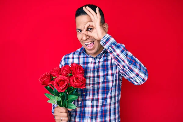 Jovem Bonito Latino Homem Segurando Flores Sorrindo Feliz Fazendo Sinal — Fotografia de Stock