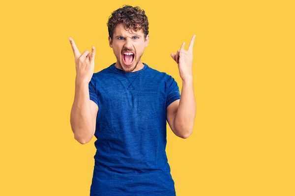 Homem Bonito Jovem Com Cabelo Encaracolado Vestindo Roupas Casuais Gritando — Fotografia de Stock