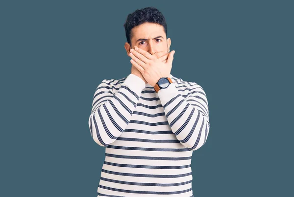 Ung Latinamerikan Klädd Vardagskläder Chockade Täcka Munnen Med Händer För — Stockfoto