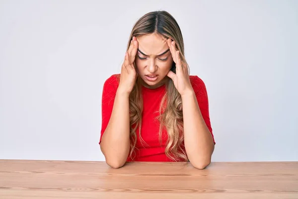 Ung Vacker Blond Kvinna Bär Casual Kläder Sitter Bordet Lider — Stockfoto