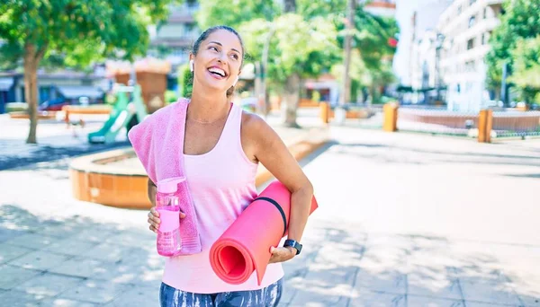 Middelbare Leeftijd Sportvrouw Glimlachend Gelukkig Houden Yoga Mat Fles Water — Stockfoto