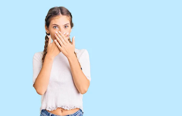 Bella Donna Caucasica Con Capelli Biondi Che Indossano Trecce Maglietta — Foto Stock