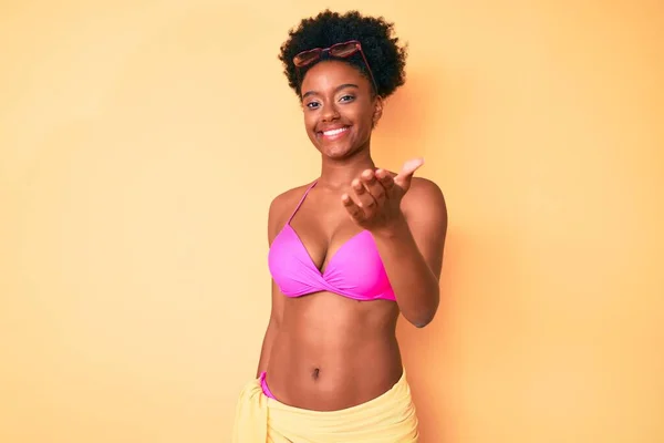 Jovem Afro Americana Vestindo Biquíni Sorrindo Amigável Oferecendo Aperto Mão — Fotografia de Stock