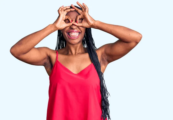 Jeune Femme Afro Américaine Portant Des Vêtements Décontractés Faisant Geste — Photo